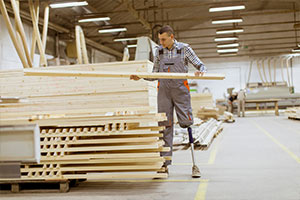 Joiner working with a prosthetic leg - disability inclusion