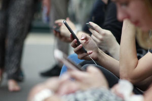 teenager using social media