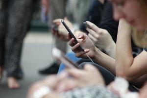 teenager using social media